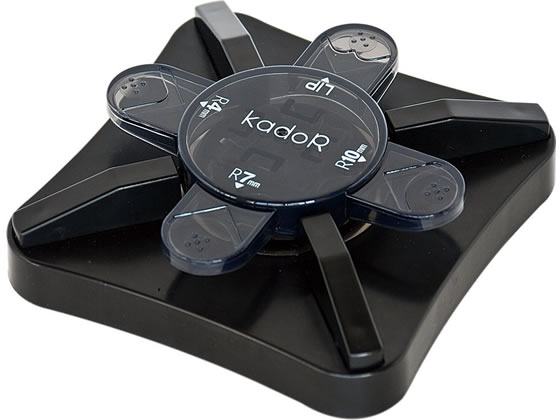 ●本体サイズ：幅１１０×奥行１１０×高さ３３ｍｍ●本体重量：１２８ｇ●材質：本体／ＡＢＳ樹脂、ＰＣ・刃／ステンレス●カット可能な材質：厚さ０．１〜０．３ｍｍ程度の硬い紙※折り紙やコピー用紙などの薄い紙