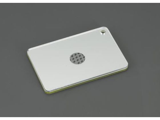 ●材質：耐衝撃性プラスチック●サイズ：５１×７６ｍｍ●重量：２０．４ｇ●穴径：φ５ｍｍ●救助ヘリなど助けを求める目標に向かって太陽光を反射させるだけです。●割れにくく、水に浮かびます。●傷のつきにくい