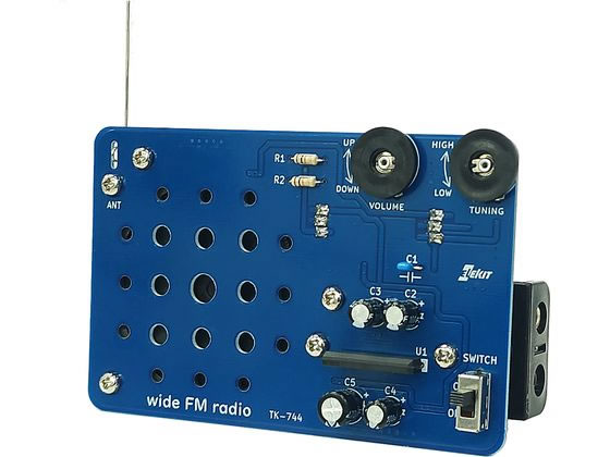 電波をデジタル処理するＤＳＰ方式のＩＣを使ったラジオです。従来のＦＭに加えて、ワイドＦＭにも対応しています。組み立て後の調整は不要でクリアに受信できます。選局はダイヤルを回すだけの簡単操作。パワーアン