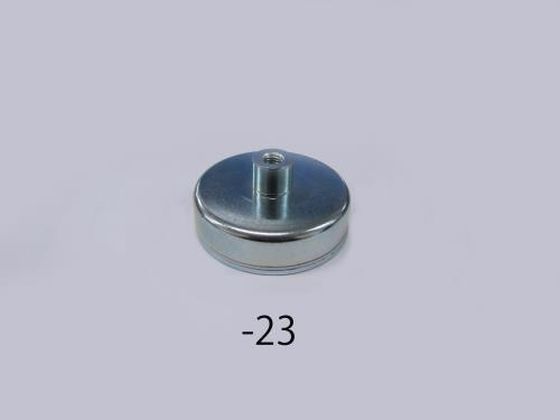 ●材質：フェライト磁石、スチール（亜鉛メッキ加工）●吸着力：６００Ｎ（６０．０ｋｇｆ）●サイズ：φ８０×１８（ネジ穴込：３４）ｍｍ●ネジサイズ：Ｍ１０●使用温度：１２０℃以下●重量：５２０ｇ●入数：１
