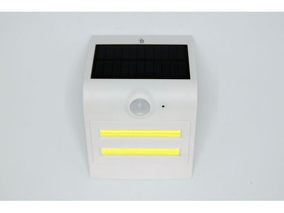 ●ルーメン値：２００ｌｍ（満充電時最大）●防塵防水等級：ＩＰ６５●ソーラーパネル：５．５Ｖ／１Ｗ●動作温度範囲：−２０〜６０℃●内蔵バッテリー：リチウムイオン ３．７Ｖ／１２００ ｍＡｈ●センサー検知