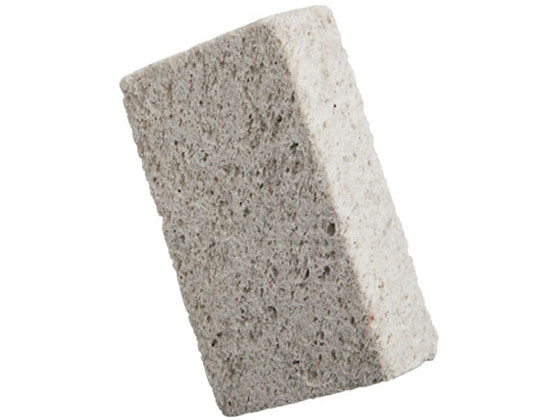 製品サイズ・・・幅６５＊奥行２２＊高さ８０ｍｍ内容量：１個ひじ・足の裏・かかとの古い角質を洗い落とし、お肌のくすみやざらつきを解消材質：材質：天然軽石生産国：日本