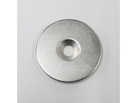 ●材質：ネオジウム磁石（Ｎ３５・ニッケルメッキ加工）●サイズ（ｍｍ）：φ１７．５×４●重量：６．９ｇ●使用温度：８０℃以下●吸着力：４．８ｋｇｆ●ねじサイズ：Ｍ４●穴径：４．５ｍｍ●皿ねじを取り付けて