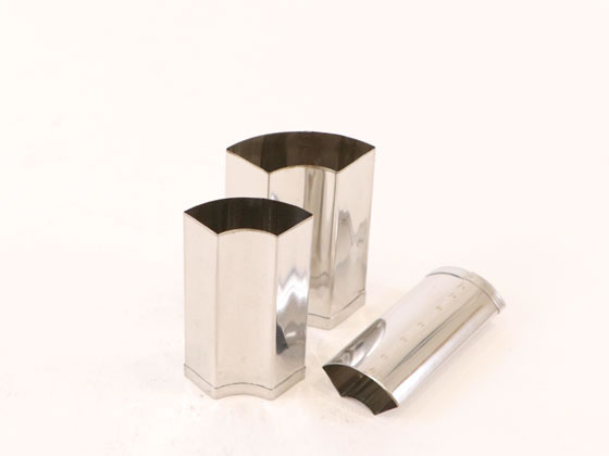 ●製品サイズ（ｍｍ）：１８×３３×４２●生産地：日本●材質：１８−８ステンレス