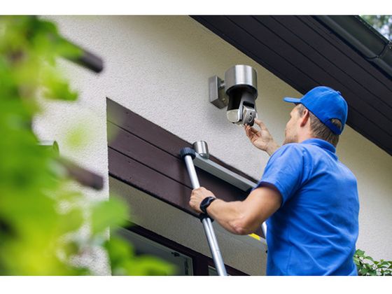 AMARYLLO ソケット型屋外用自動追跡防犯カメラ Triton 通販