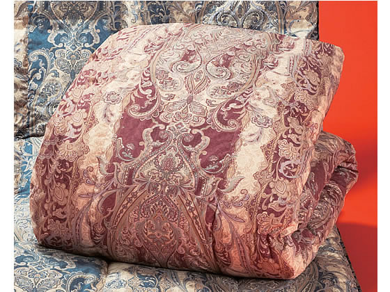 ●シングルサイズ●色：ピンク●サイズ：（約）１５００×２１００ｍｍ●重さ：（約）１．８ｋｇ（内容量約１ｋｇ）●素材：側生地／ポリエステル８５％・綿１５％（ピーチ加工）、中綿／ホワイトダックダウン９０％