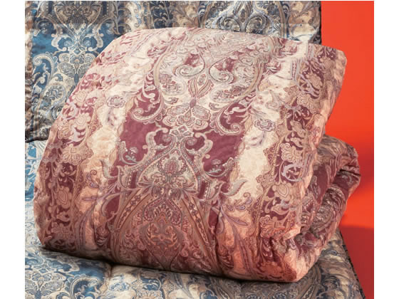 ●ダブルサイズ●色：ピンク●サイズ：（約）１９００×２１００ｍｍ●重さ：（約）２．３ｋｇ（内容量約１．３ｋｇ）●素材：側生地／ポリエステル８５％・綿１５％（ピーチ加工）、中綿／ホワイトダックダウン９０