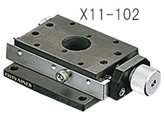 ●型番：Ｘ１１−１０２●仕様：Ｘ軸●ステージ面（ｍｍ）：４０×６０●重量（ｇ）：３８０●材質：真鍮・アルミニウム（クロームメッキ・アルマイト処理）●移動分解能：０．５ｍｍ／回転●ストローク：±７．５ｍ