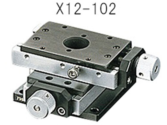 ●型番：Ｘ１２−１０２●仕様：ＸＹ軸●ステージ面（ｍｍ）：４０×６０●重量（ｇ）：７００●材質：真鍮・アルミニウム（クロームメッキ・アルマイト処理）●移動分解能：０．５ｍｍ／回転●ストローク：±７．５