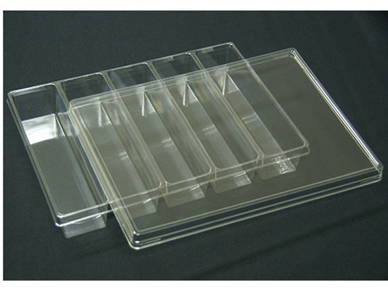 ●サイズ：●トレー外寸：縦２１０×横２９７×高さ４５ｍｍ●形状（マス目の数）：１×５マス目底寸法：底縦１９５×底横４６×高さ４５●材質：ＡＰＥＴ（アモルファスポリエチレンテレフタレート）●色：透明●入